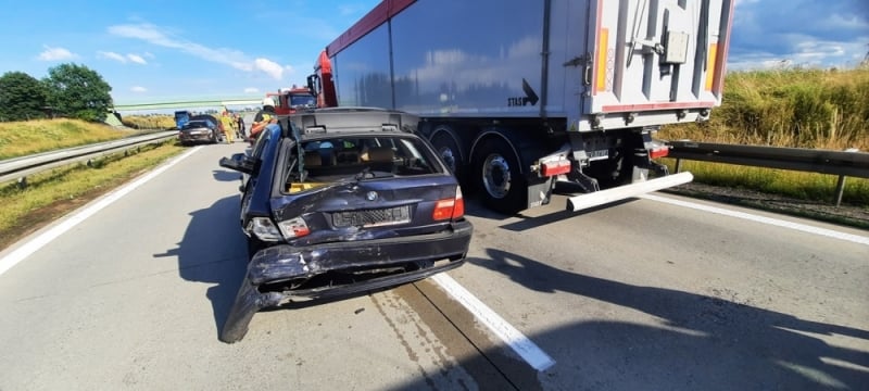 Kolizja pięciu samochodów na autostradzie  - fot. OSP Zagrodno