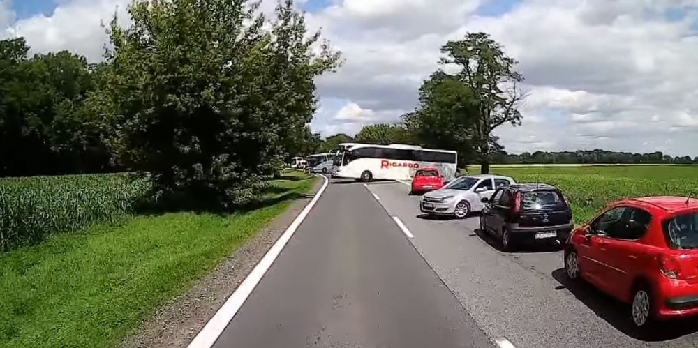 Bezmyślny kierowca autobusu. Zablokował drogę służbom jadącym do wypadku - fot. OSP KSRG Kobierzyce