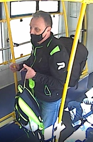 Poszukiwany sprawca zuchwałej kradzieży na dworcu PKS we Wrocławiu (ZDJĘCIE)