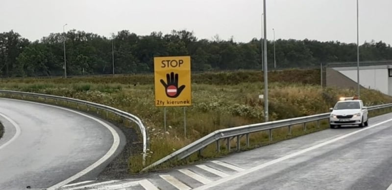 STOP jeździe pod prąd. Nowe tablice ostrzegawcze na drogach - fot. B. Makowska