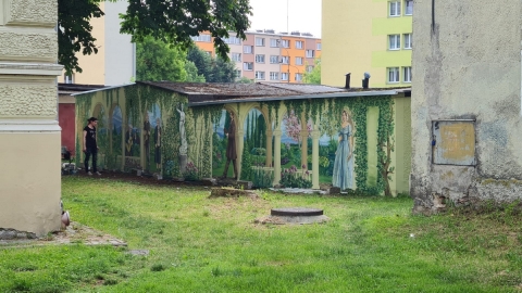 Zamienili obskurne podwórko w ładny skwer. Na malunku, obok postaci historycznych, zmarli w czasie pandemii mieszkańcy - 8