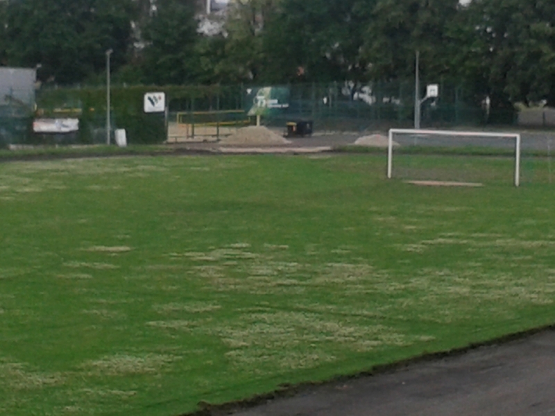 Popularny stadion przy ul. Kusocińskiego w Wałbrzychu doczekał się remontu - fot. B.Szeligowska
