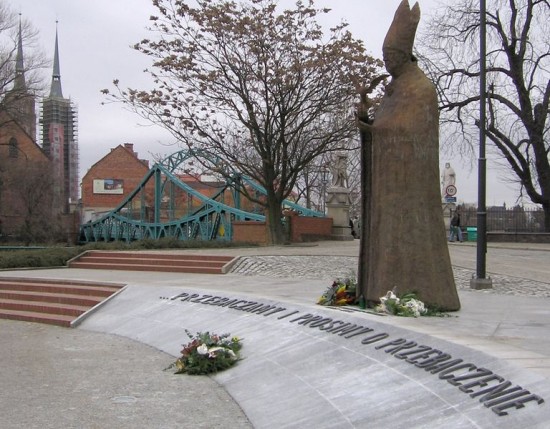 Kwiaty pod pomnikiem kardynała - fot. Julo