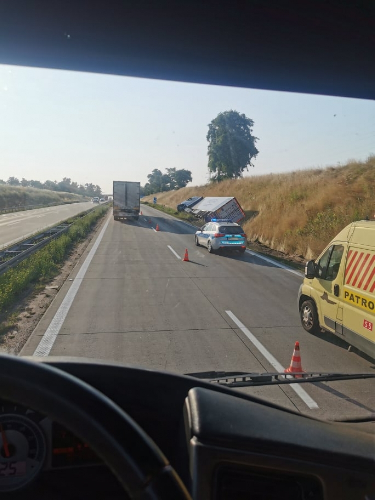 Pijany kierowca ciężarówki wjechał do rowu na autostradzie A4 - fot. Paulina Orzechowska