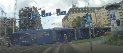 Wrocław: Duży może więcej? Tramwaj wjeżdża na skrzyżowanie, kierowcy czekają