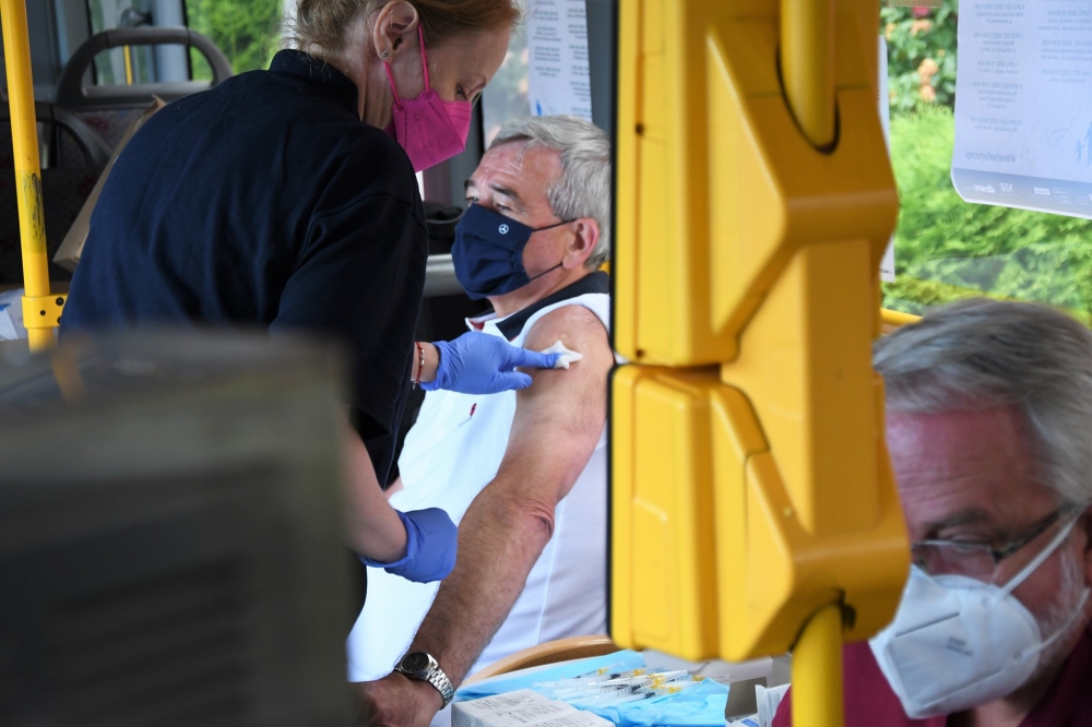 Przed mszą, po meczu. Szczepciobus krąży po mieście i parkuje w miejscach, gdzie jest dużo ludzi - fot. MPK Wrocław/facebook
