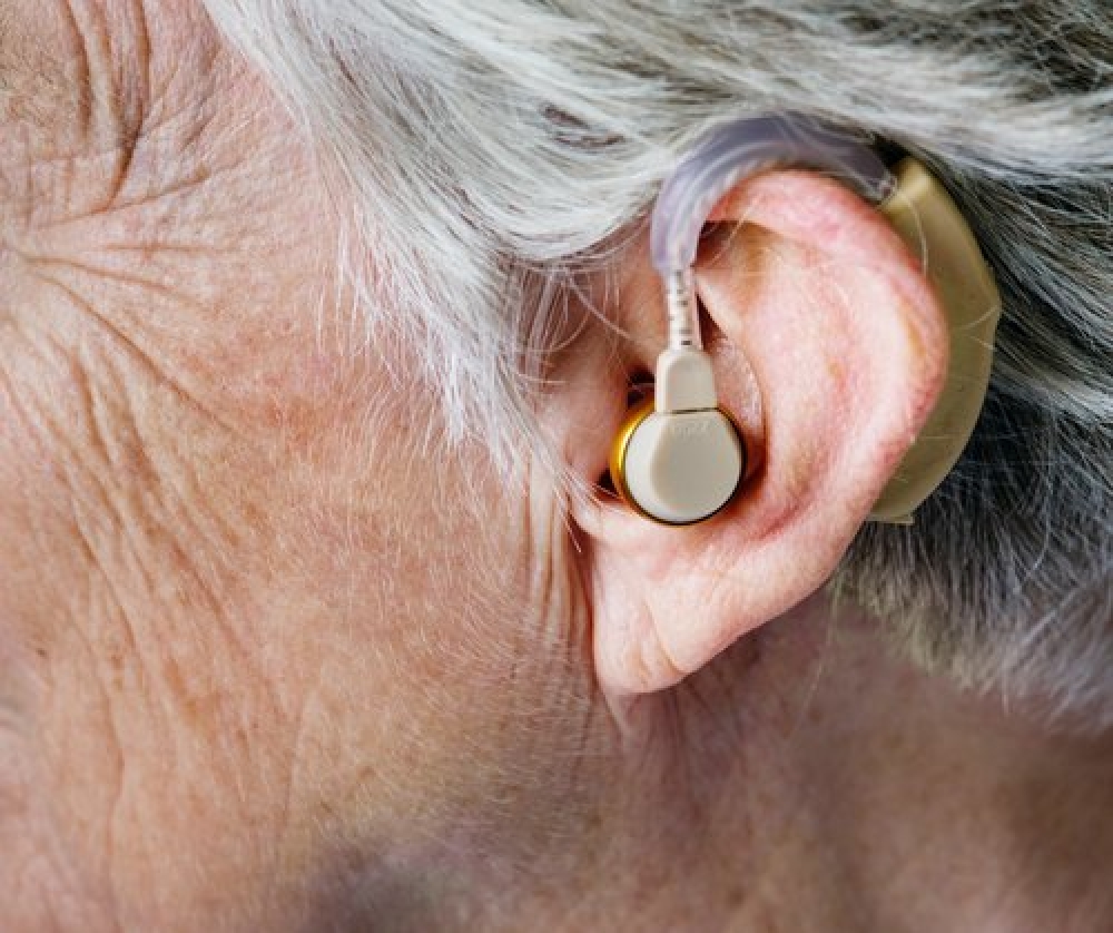 Dolnoślązacy głusi na apele lekarzy. Co czwarty senior nigdy nie badał słuchu - zdjęcie ilustracyjne hearinghealthfoundation.org