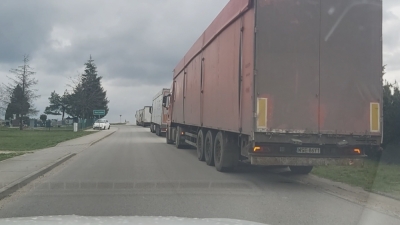 Tiry rozjeżdżające drogę, muchy, szczury i smr&oacute;d. To u nich codzienność