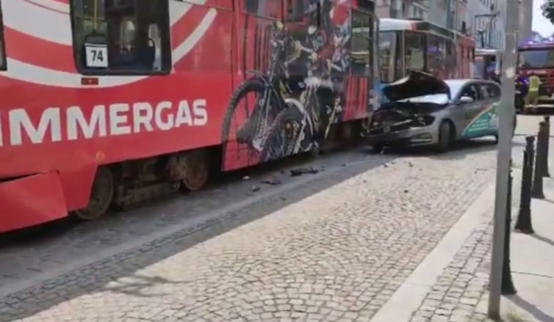 Kolizja tramwaju z samochodem - fot. wykop.pl