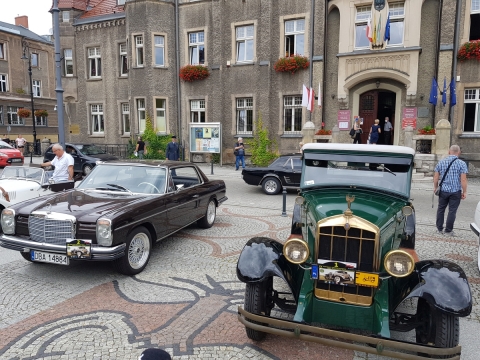 W pięknych autach i dawnych strojach. W Wałbrzychu rusza rajd zabytkowych pojazdów - 0
