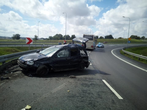 Groźny wypadek w Szymanowicach. Autobus zderzył się z osobówką [ZDJĘCIA] - 0