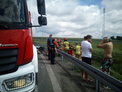 Groźny wypadek w Szymanowicach. Autobus zderzył się z osobówką [ZDJĘCIA] - 2