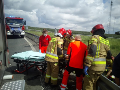 Groźny wypadek w Szymanowicach. Autobus zderzył się z osobówką [ZDJĘCIA] - 4