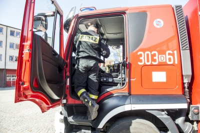 Strażacy w Oławie walczą z wyciekiem do Odry nieznanej substancji
