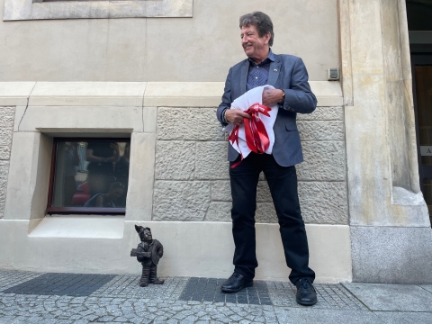 Wrocław: Brytyjski pisarz Graham Masterton odsłonił swojego krasnala - 6