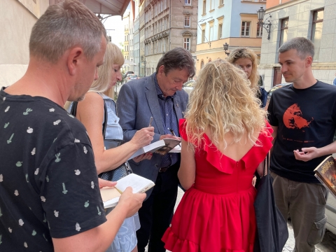 Wrocław: Brytyjski pisarz Graham Masterton odsłonił swojego krasnala - 1