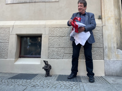 Wrocław: Brytyjski pisarz Graham Masterton odsłonił swojego krasnala - 5