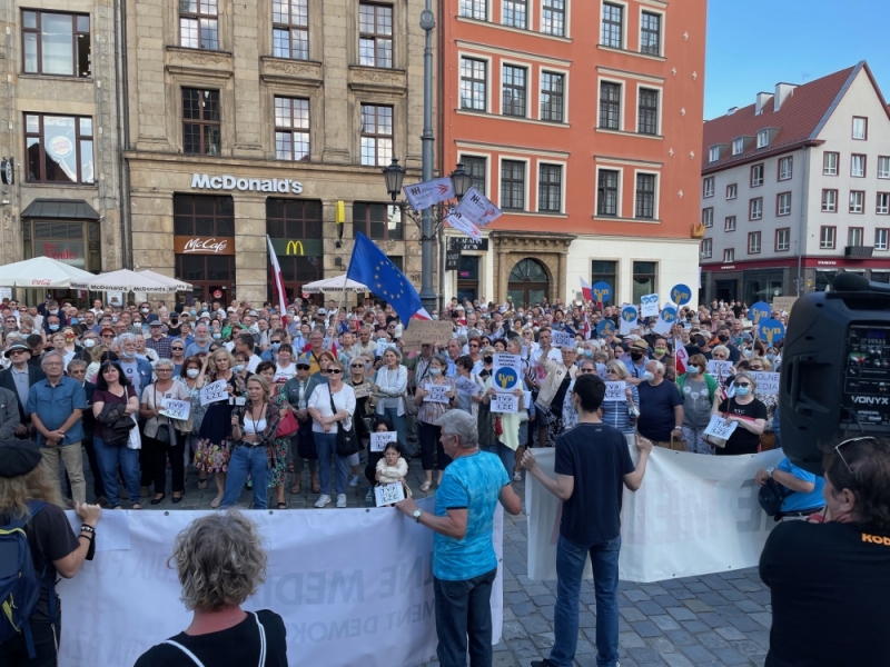 Kilkaset osób protestowało we Wrocławiu w obronie telewizji TVN   - fot. Malwina Gadawa