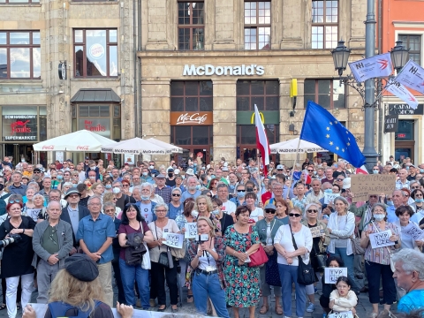Kilkaset osób protestowało we Wrocławiu w obronie telewizji TVN   - 3