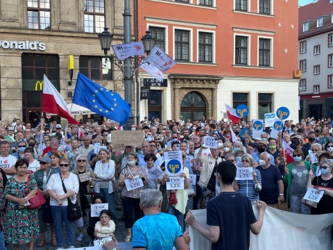 Kilkaset osób protestowało we Wrocławiu w obronie telewizji TVN   - 4