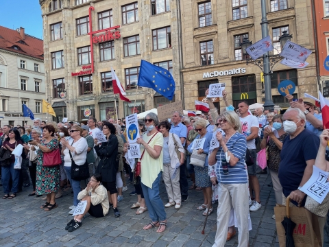 Kilkaset osób protestowało we Wrocławiu w obronie telewizji TVN   - 0