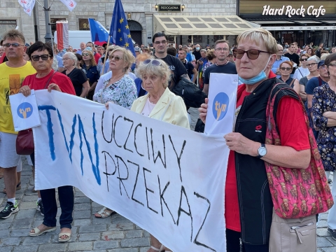 Kilkaset osób protestowało we Wrocławiu w obronie telewizji TVN   - 1