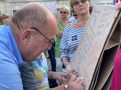 Kilkaset osób protestowało we Wrocławiu w obronie telewizji TVN   - 2