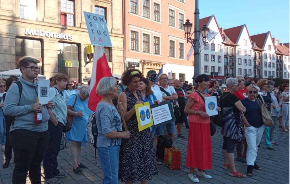 "Hańba, zdrada!" We Wrocławiu zorganizowano manifestację po głosowaniu ustawy medialnej - fot. Beata Makowska