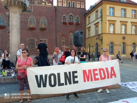 "Hańba, zdrada!" We Wrocławiu zorganizowano manifestację po głosowaniu ustawy medialnej - 1