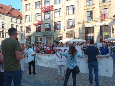 "Hańba, zdrada!" We Wrocławiu zorganizowano manifestację po głosowaniu ustawy medialnej - 2