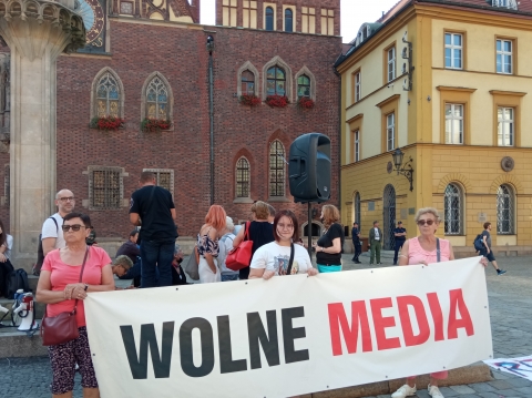 "Hańba, zdrada!" We Wrocławiu zorganizowano manifestację po głosowaniu ustawy medialnej - 3