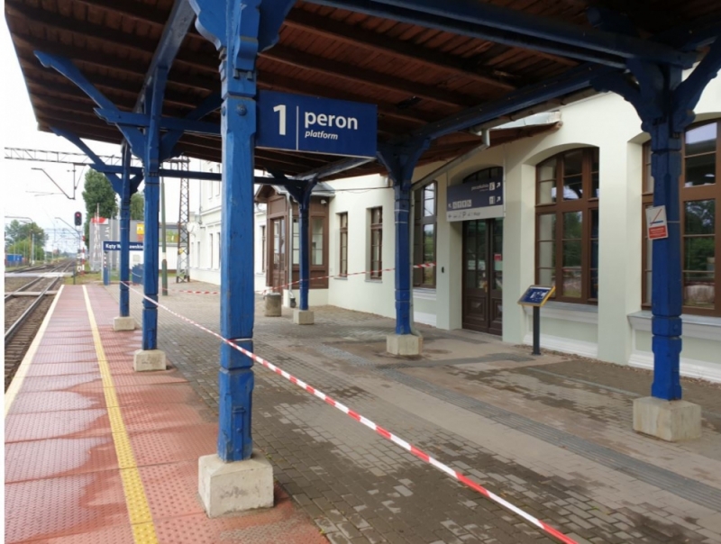 Poczekalnia na nowo wyremontowanym dworcu w Kątach Wrocławskich zamknięta dla podróżnych - fot. Aleksander Ogrodnik