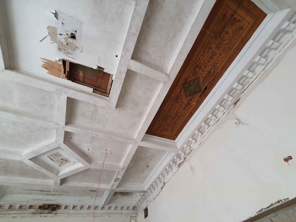 Legnica: Kolejna niespodzianka w Teatrze Letnim. Na suficie odkryto malowidła – fot.