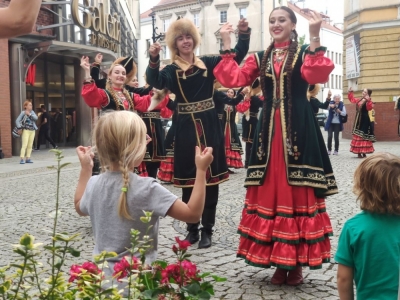 Legnica światową stolicą folkloru. Rozpoczął się festiwal "Świat pod Kyczerą"