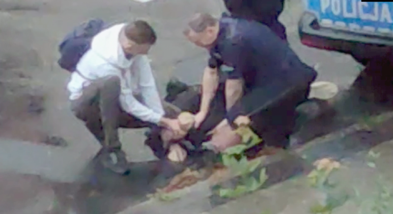 Pełnomocnik rodziny Bartosza z Lubina: Na filmie widać jak policjant kolanem przygniata krtań - kadr z filmu z interwencji policyjnej