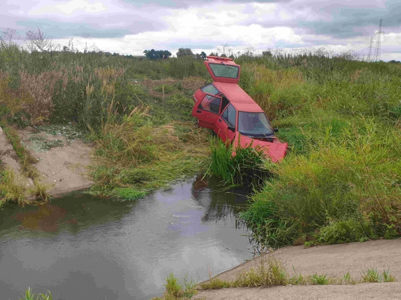 W Legnicy auto wpadło do rzeki - fot. Karolina Bieniek