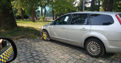 Zobacz, gdzie stają "mistrzowie parkowania". Chcieli zaoszczędzić, dostali mandaty [ZDJĘCIA] - 2
