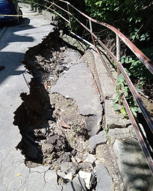 Od kilku miesięcy nie mogą naprawić wyrwy w chodniku nad skarpą. Powód? Procedury - fot. UM Kłodzko