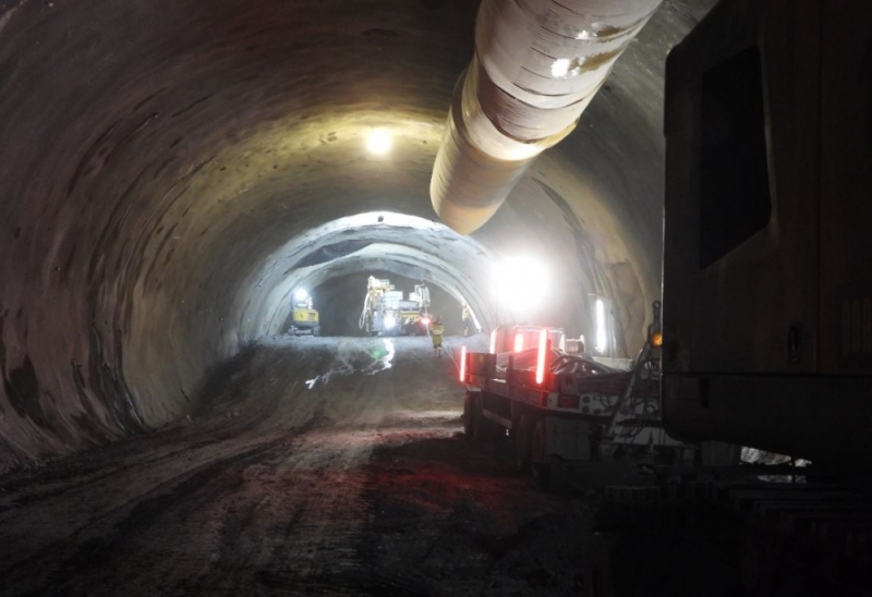 Budowa jednego z najdłuższych tuneli drogowych w Polsce już na półmetku [ZDJĘCIA] - fot. Piotr Słowiński