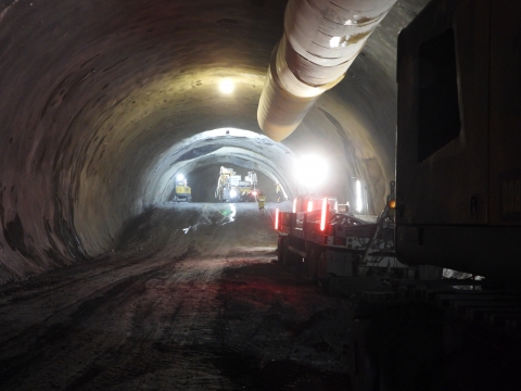 Budowa jednego z najdłuższych tuneli drogowych w Polsce już na półmetku [ZDJĘCIA] - 8