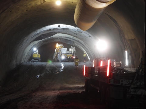 Budowa jednego z najdłuższych tuneli drogowych w Polsce już na półmetku [ZDJĘCIA] - 10