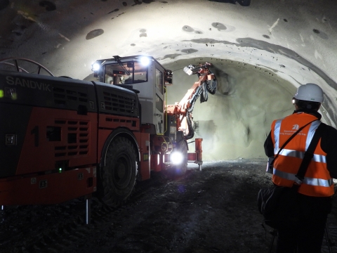 Budowa jednego z najdłuższych tuneli drogowych w Polsce już na półmetku [ZDJĘCIA] - 11
