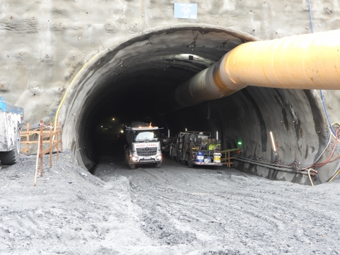 Budowa jednego z najdłuższych tuneli drogowych w Polsce już na półmetku [ZDJĘCIA] - 2