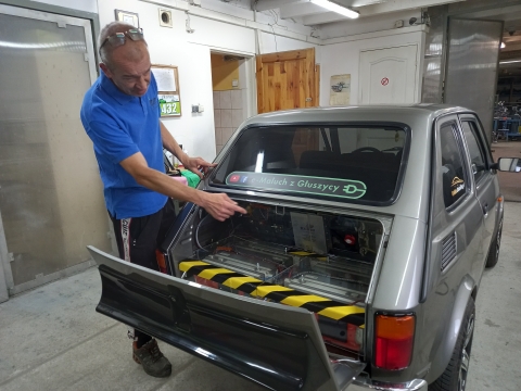 Legendarny Fiat 126p przerobiony na auto elektryczne - 0