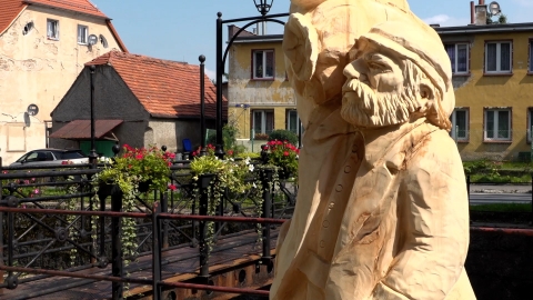 "Zarzeźbiliśmy Kowary". Artyści z drewna wyczarowali cuda - 1