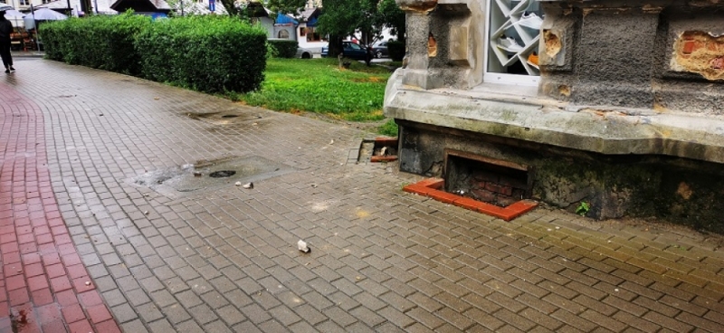 Chować głowy! Z jednej z kłodzkich kamienic odpada tynk  - fot. Jarosław Wrona 