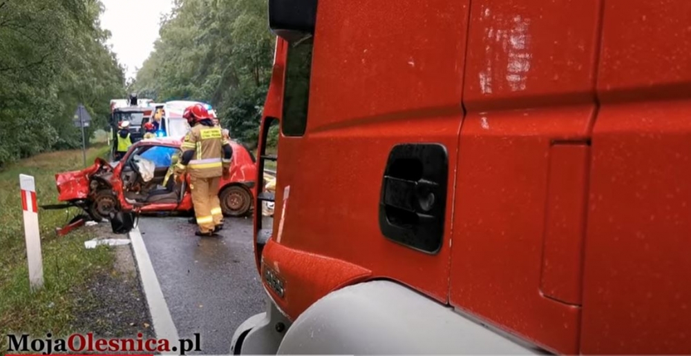Czołowy wypadek na DK25 Oleśnica-Międzybórz  [AKTUALIZACJA] - fot. screen z filmu mojaolenica.pl