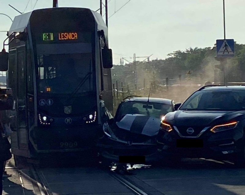 Wrocław: Zderzenie tramwaju z dwoma osobówkami - fot. Ewa Kamińska