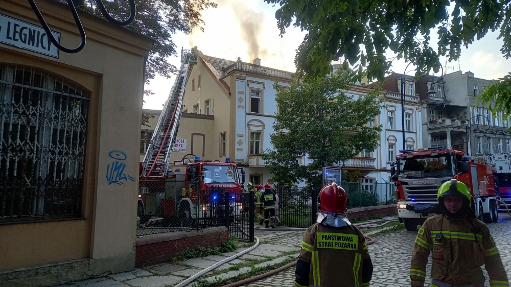 Pożar w centrum Legnicy. Palił się akademik WSM [ZDJĘCIA] - fot. Andrzej Andrzejewski 