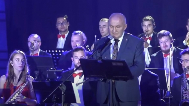 Burmistrz Trzebnicy tym razem na scenie muzycznej. Zmierzył się ze słynnym utworem - fot. kadr z YouTube